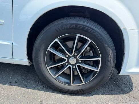 Used 2017 Dodge Grand Caravan GT FWD image 3