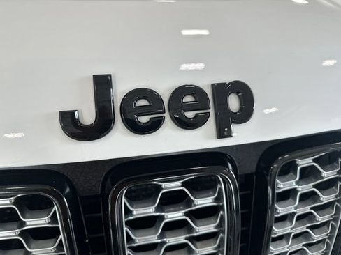 Used 2017 Jeep Grand Cherokee Altitude AWD/4WD image 33