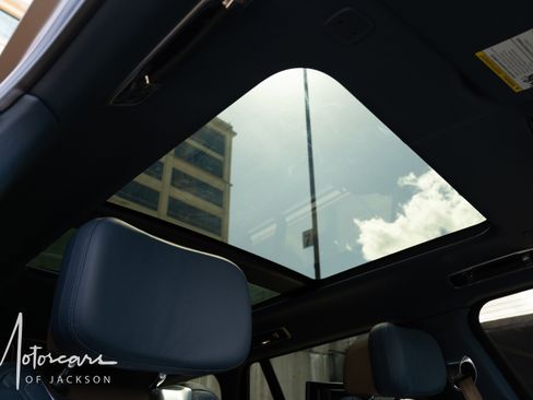 Used 2023 Land Rover Range Rover SV image 32