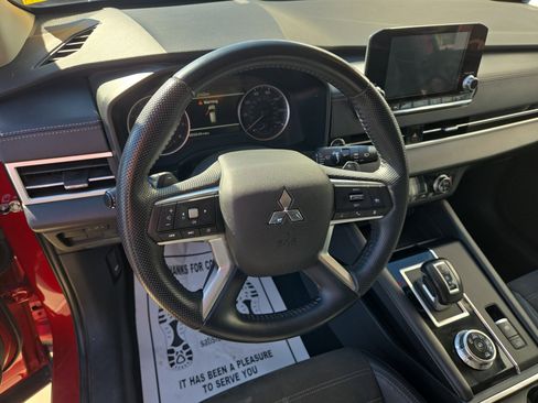 Used 2023 Mitsubishi Outlander SE image 16