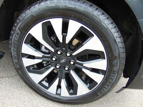 Used 2025 Ford Expedition Platinum w/ Driver's Package AWD/4WD image 60