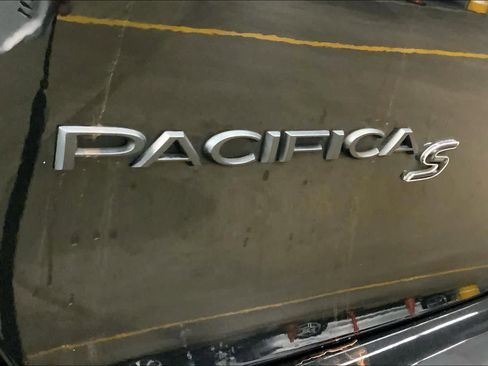 Used 2021 Chrysler Pacifica Limited w/ Uconnect Theater Family Group image 12