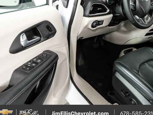 Used 2024 Chrysler Pacifica Touring-L FWD image 7