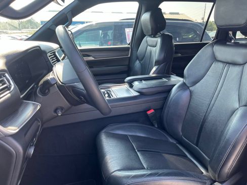 Used 2024 Jeep Wagoneer Series II w/ Flexible Seating Group RWD image 8
