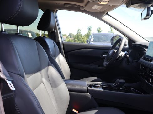 Used 2025 Nissan Rogue SL w/ Tech Package AWD/4WD image 8
