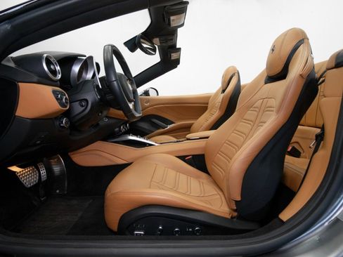 Used 2016 Ferrari California T RWD image 24