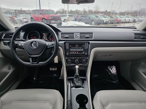 Used 2017 Volkswagen Passat 1.8T R-Line w/ R-Line Lighting Package image 10