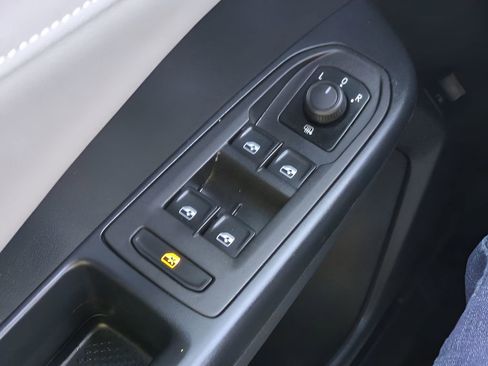 Used 2024 Volkswagen Taos SE image 23