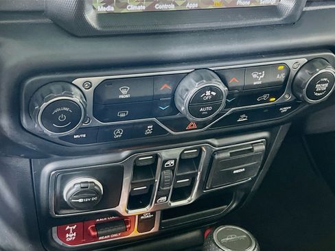 Used 2023 Jeep Gladiator Mojave AWD/4WD image 16