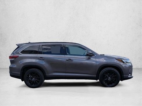 Used 2019 Toyota Highlander SE image 4