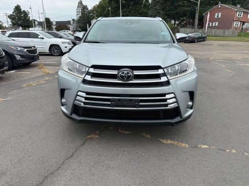 Used 2017 Toyota Highlander Limited image 2