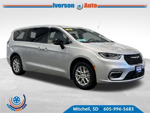 New 2026 Chrysler Pacifica Select image 1