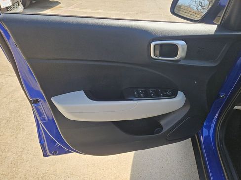 Used 2025 Hyundai Venue SEL image 14