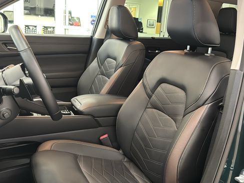 Used 2025 Nissan Pathfinder Platinum AWD/4WD image 24