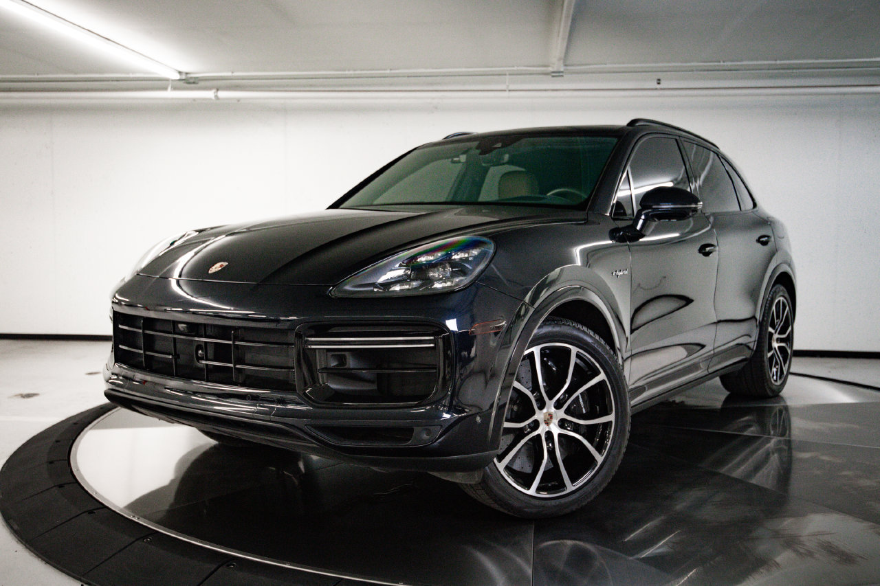 Certified 2022 Porsche Cayenne Turbo S AWD/4WD image 1