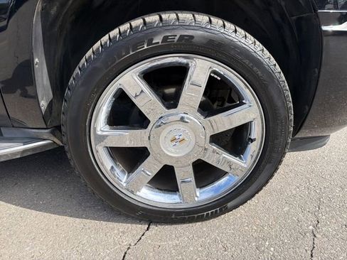 Used 2011 Cadillac Escalade EXT Luxury AWD/4WD image 32