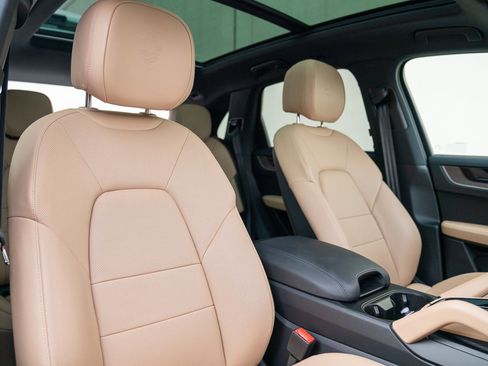 Used 2025 Porsche Cayenne image 26
