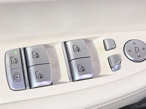 Used 2022 BMW ALPINA B7 xDrive w/ Luxury Rear Seating Package image 23