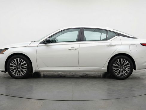 Used 2025 Nissan Altima 2.5 SV FWD image 5