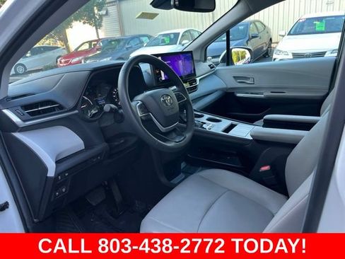 Used 2025 Toyota Sienna XLE FWD image 6