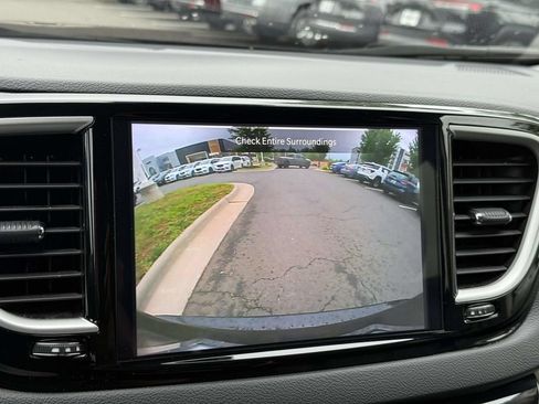 Used 2024 Chrysler Pacifica Touring-L FWD image 28