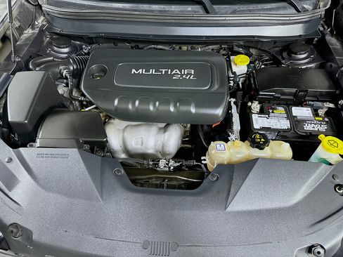 Used 2019 Jeep Cherokee Limited w/ Technology Group FWD image 34