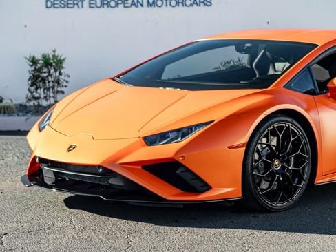 Used 2021 Lamborghini Huracan EVO image 2