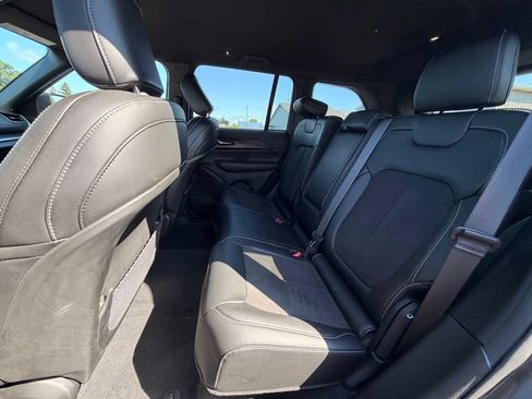 Used 2023 Jeep Grand Cherokee Altitude AWD/4WD image 9