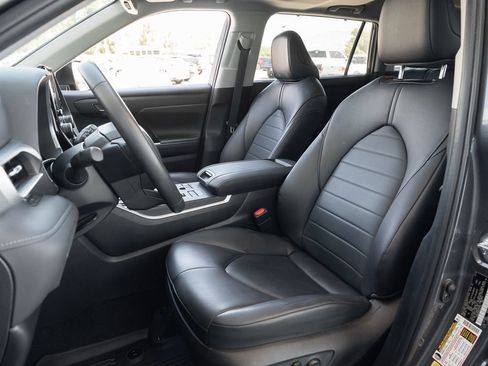 Used 2024 Toyota Highlander XLE AWD/4WD image 20