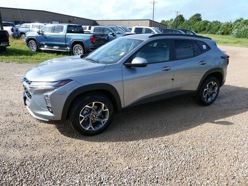 New 2026 Chevrolet Trax LT w/ LT Convenience Package FWD image 7