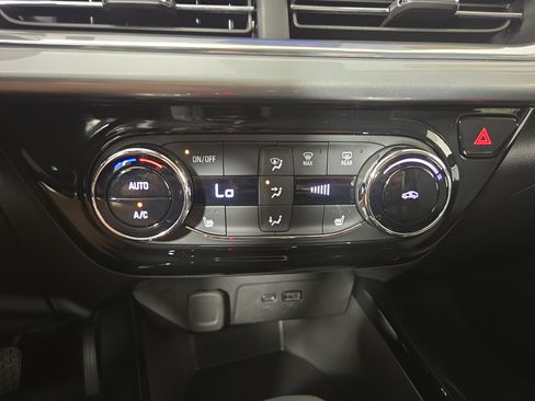 Used 2025 Chevrolet Trax LT w/ Driver Confidence Package FWD image 26