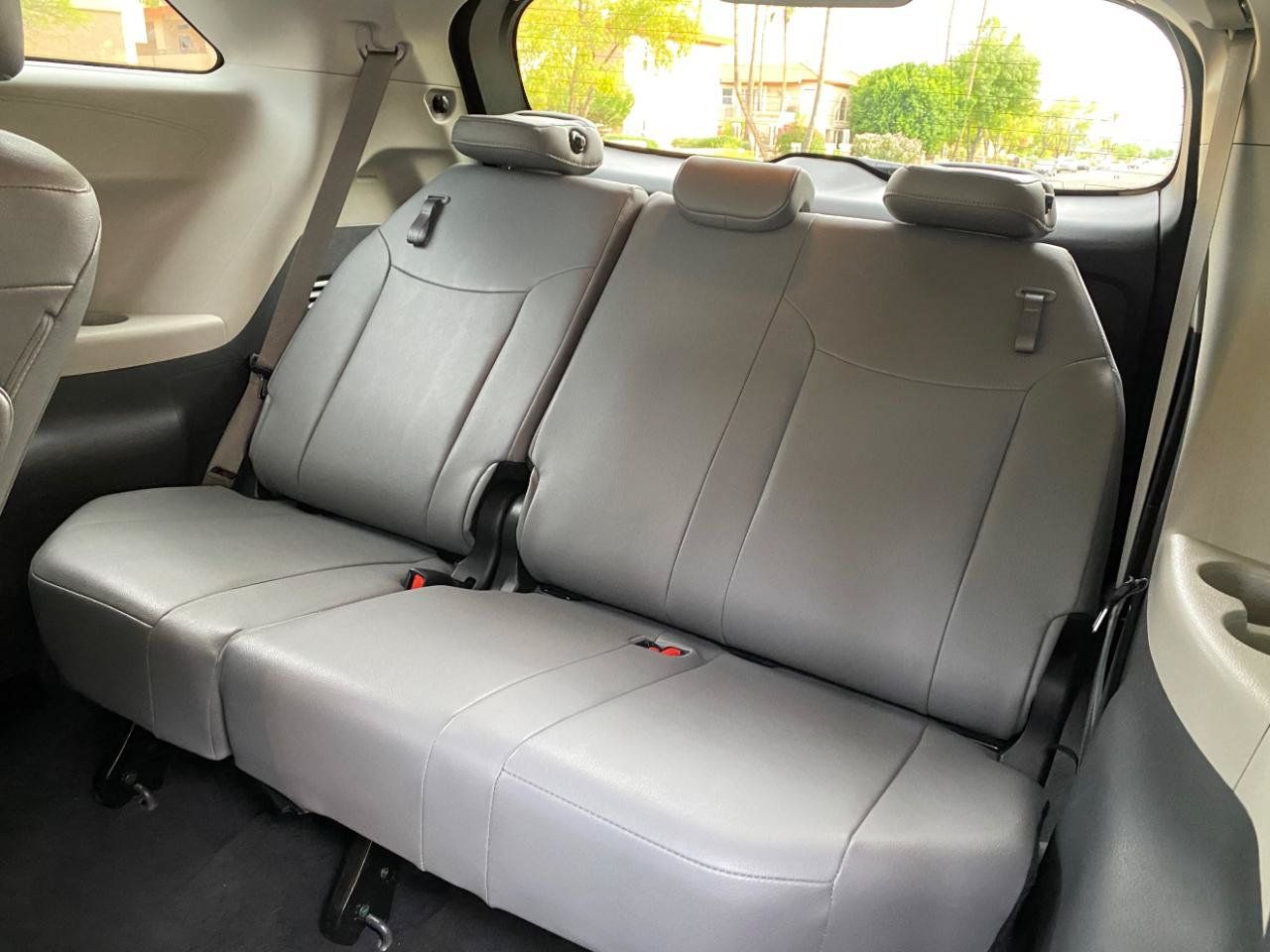 Used 2024 Toyota Sienna XLE FWD image 40