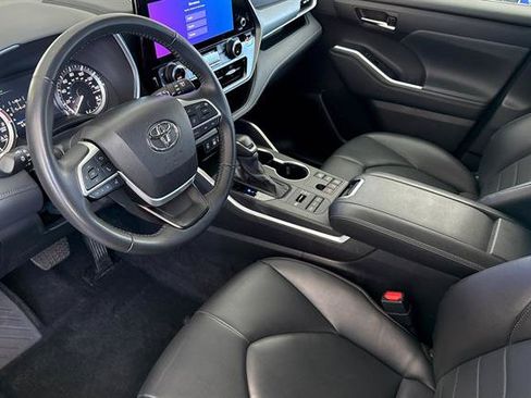 Used 2024 Toyota Highlander XLE AWD/4WD image 9