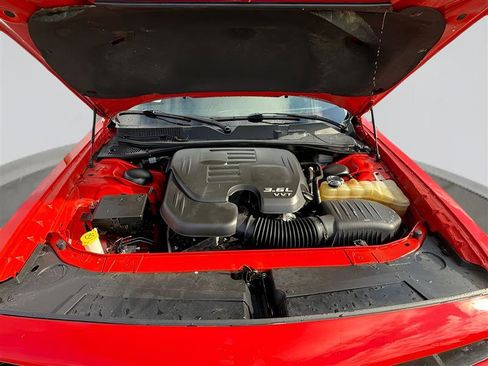 Used 2015 Dodge Challenger SXT image 10
