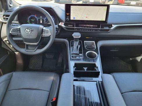 Used 2025 Toyota Sienna XLE Woodland Edition AWD/4WD image 22