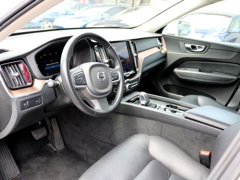 Used 2022 Volvo XC60 B5 Momentum image 16
