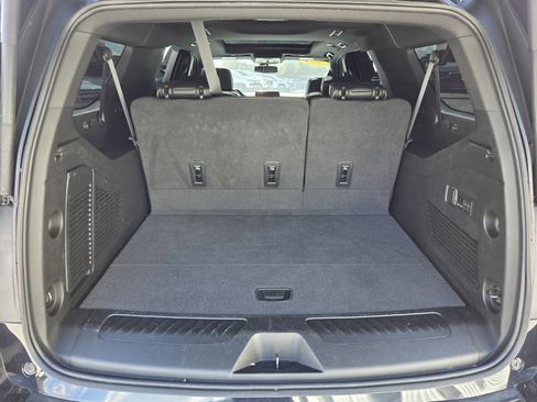 Used 2023 GMC Yukon XL SLT w/ SLT Luxury Package image 9