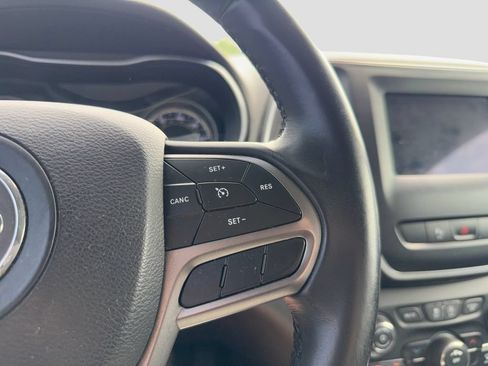 Used 2019 Jeep Cherokee Latitude Plus AWD/4WD image 17