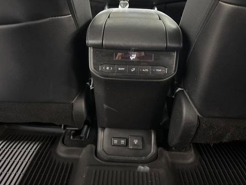 Used 2021 Toyota Highlander Limited image 25