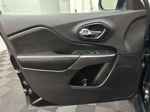 Used 2019 Jeep Cherokee Latitude Plus w/ Cold Weather Group AWD/4WD image 17