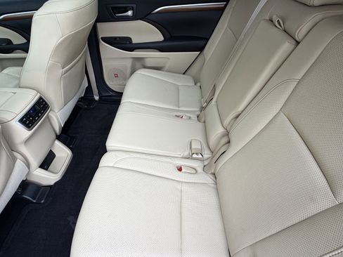 Used 2017 Toyota Highlander Limited Platinum FWD image 31