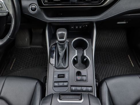 Used 2020 Toyota Highlander XLE image 33