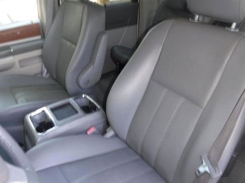 Used 2009 Chrysler Town & Country Touring image 24