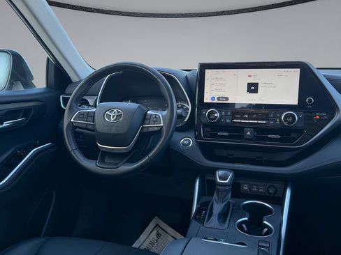 Used 2023 Toyota Highlander XLE FWD image 19