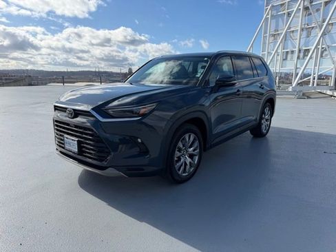 Used 2024 Toyota Grand Highlander Limited image 3