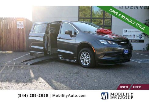 Used 2022 Chrysler Voyager LX image 1