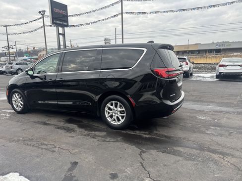 Used 2024 Chrysler Pacifica Touring-L image 6