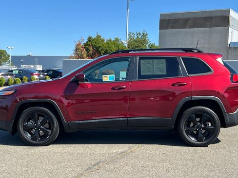 Used 2018 Jeep Cherokee Latitude w/ Altitude Package FWD image 9