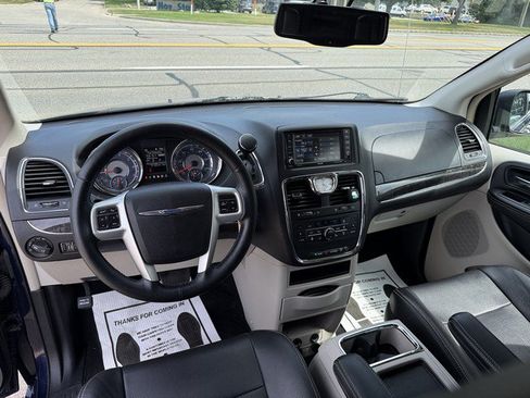 Used 2015 Chrysler Town & Country Touring-L w/ Driver Convenience Group FWD image 12