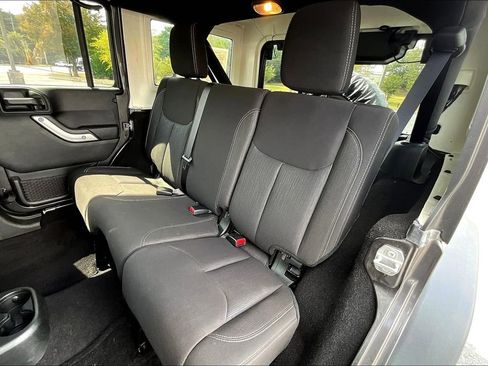 Used 2018 Jeep Wrangler Unlimited Rubicon w/ Connectivity Group image 25